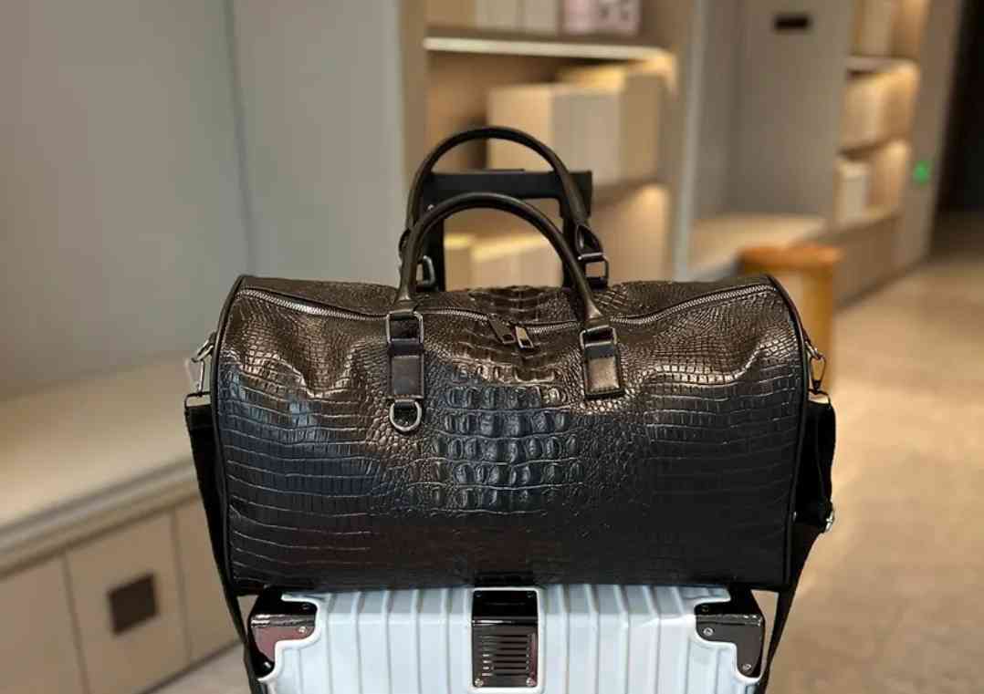 Sports and fitness bag, weekend bag, hospital overnight bag, crocodile pattern travel bag, business bag, short-haul travel bag