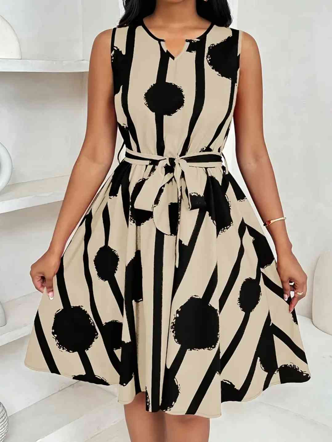 Elegant red sleeveless dress with floral print and tie waist - Mirrored collar, A-line silhouette