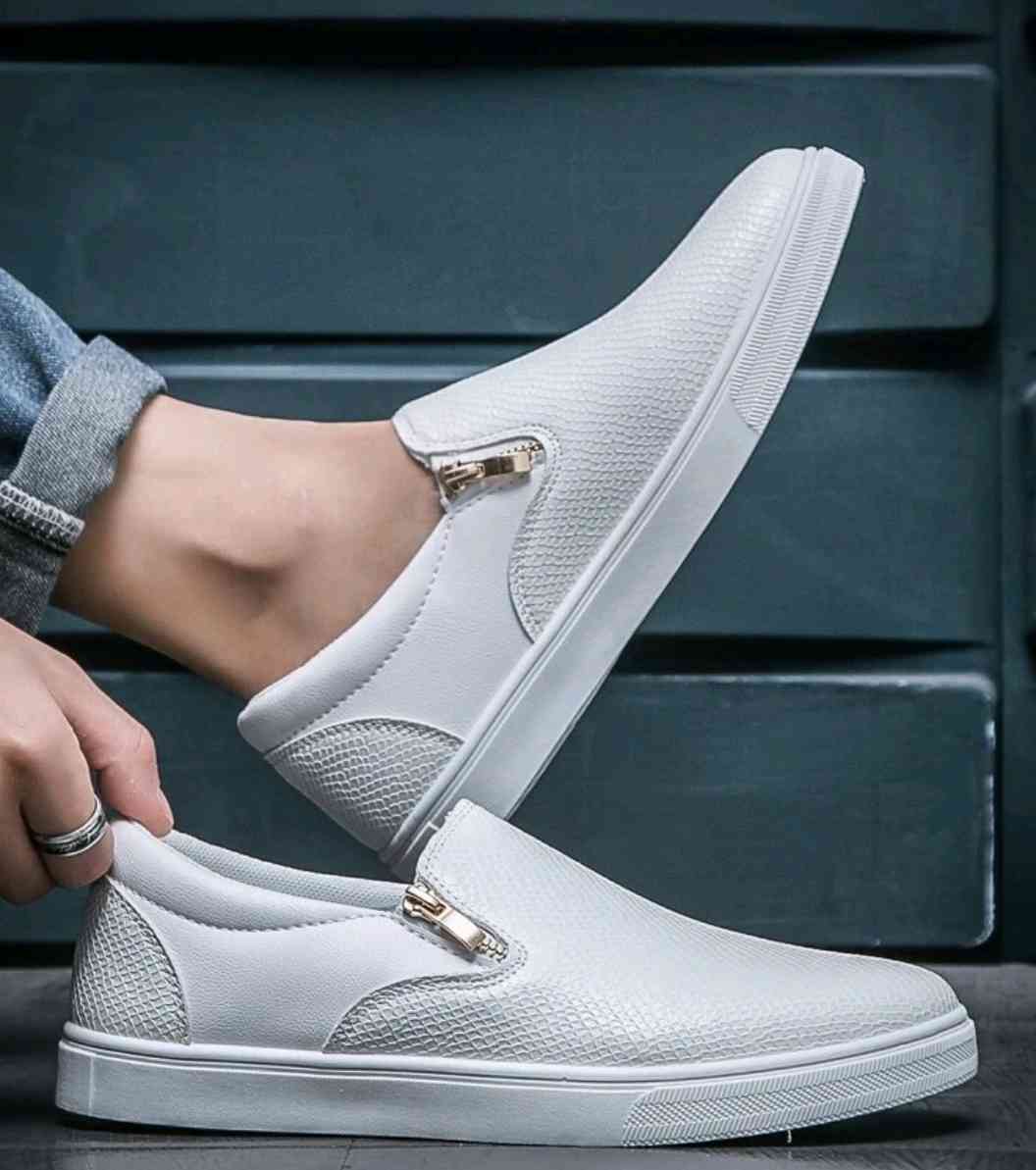 Men's Casual sports skate shoes, non-slip student skateboard shoes, versatile sporty design, all-season