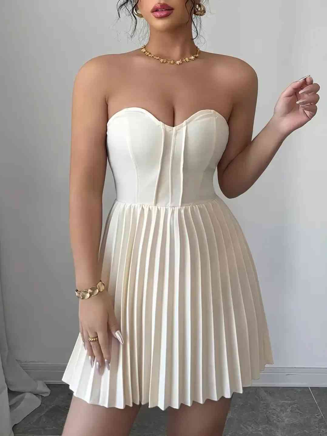 Women's elegant summer dress with halter neck and heart- shaped collar