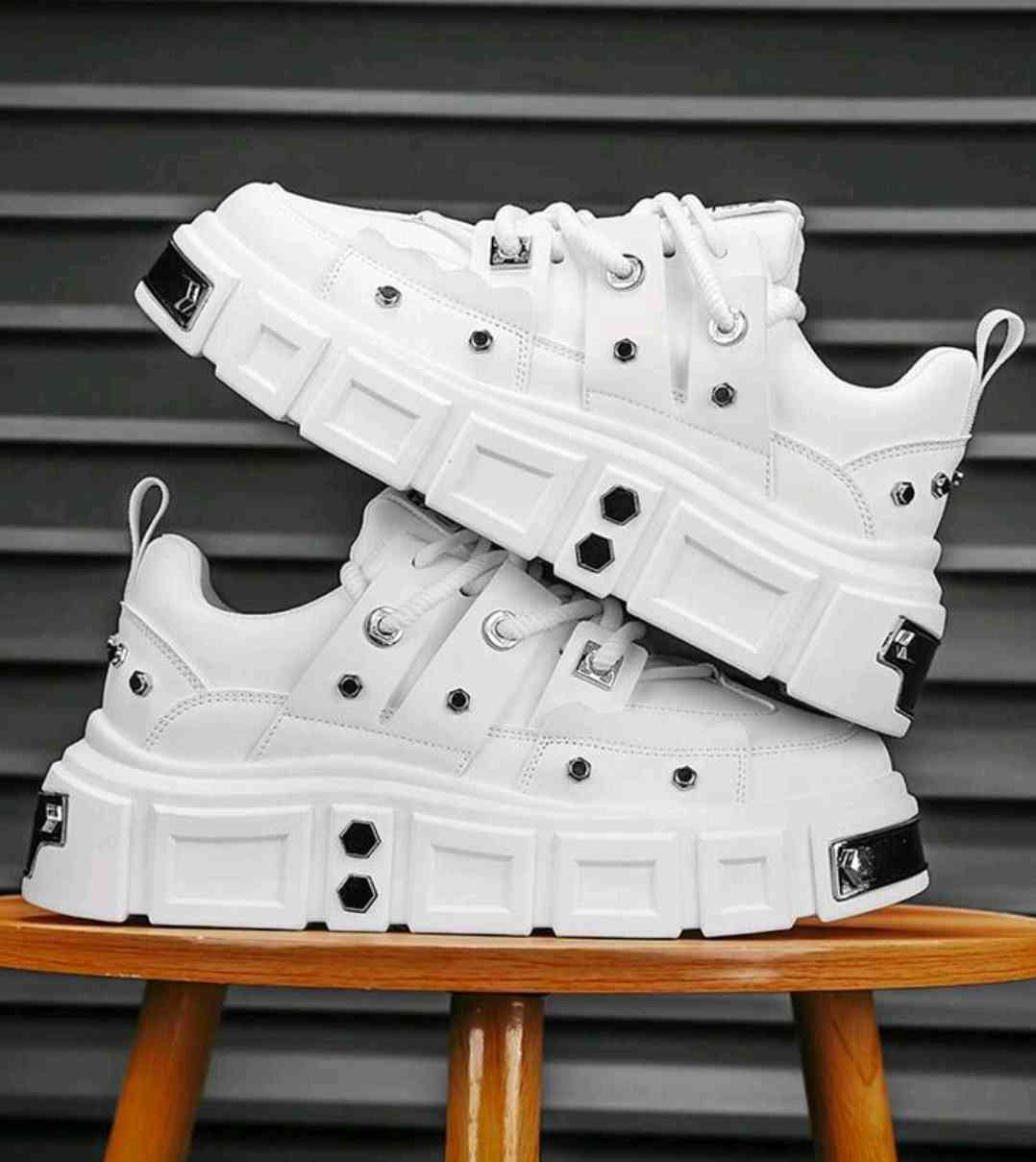 Men's shoes with metal accessories, star buckle, studded design, Breathable mesh upper, fashionable casual Sneakers with thick soles