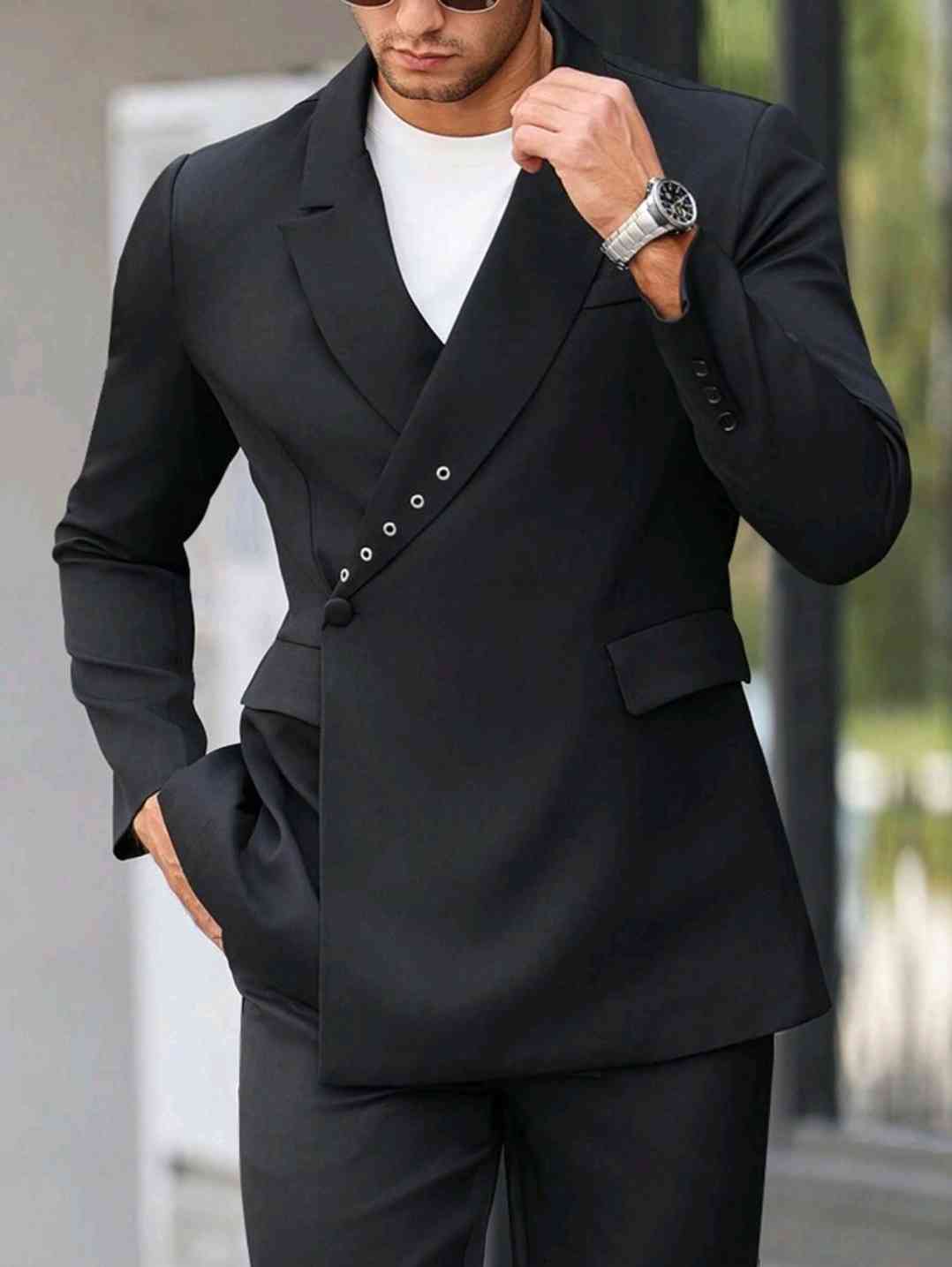 Manfinity Bizformal Men's Business Commuter Style, INS Combination Item: Fashionable black suit jacket with metal ring design on the collar and asymmetrical button placket with one button