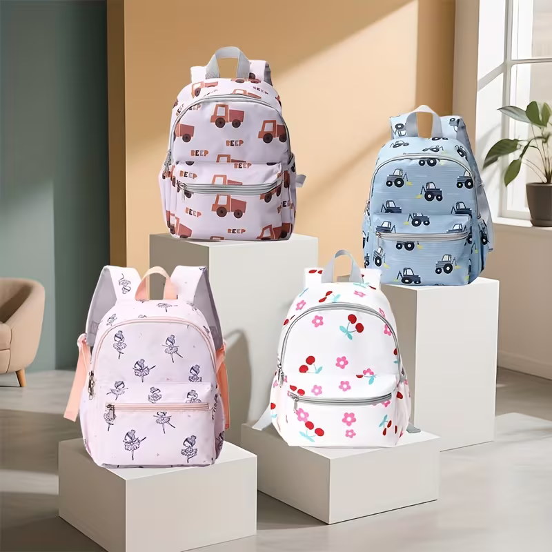Sac à Dos Enfant Imprimé avec Danseurs de Ballet, Cerises et Petites Voitures. Doté de Poches Latérales en Maille, Style Mignon et Cartoon, Léger pour Sorties Décontractées. Bretelles Réglables, Idéal pour la Rentrée, les Vacances et le Rangement Facile des Vêtements. Adapté à Diverses Occasions